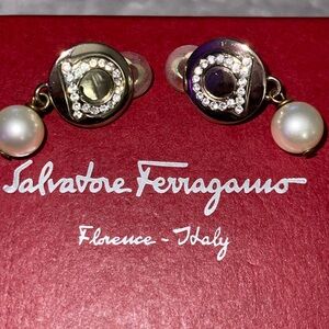 Salvatore Ferragamo Preloved clip on earrings great condition very comfortable.